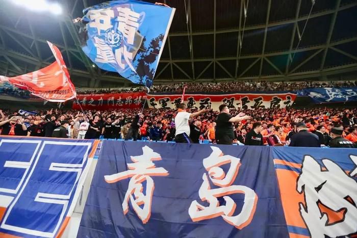 销售员笑着问：你们都是买回去收藏的吧？你怎么知道？其中一个男人惊讶的问：难道你也是顾秋怡的粉丝？对啊。